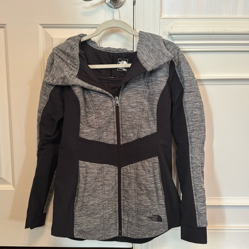 North face women’s shell elastane jacket. Flattering fit - great for cool days!